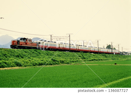 2007: DD511192 pulling a 14 series group train on the Tokaido Line 136087727