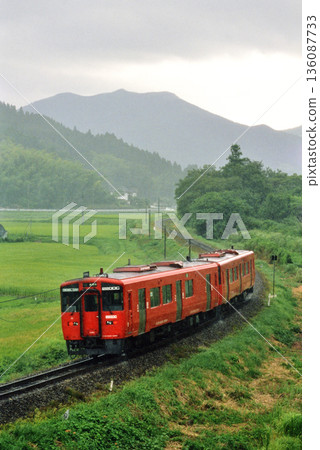 2007: Two Kiha 200 series local trains running on the Kyudai Main Line 136087733