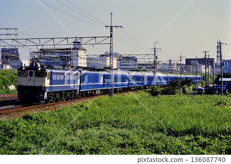2007年 EF651105 號機車「藍色列車 銀河」正在東海道線上行駛 2007年 EF651105 號機車「藍色列車 銀河」正在東海道線上行駛 136087740