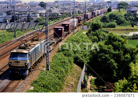 2007年，EF6617次貨櫃貨運列車在東海道線上運行。 136087871