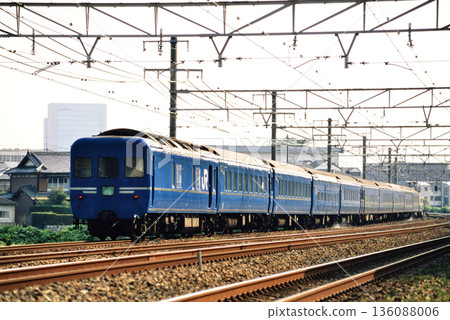 2007年：24系藍色列車「那霸號」和「曉號」運行於東海道線 136088006