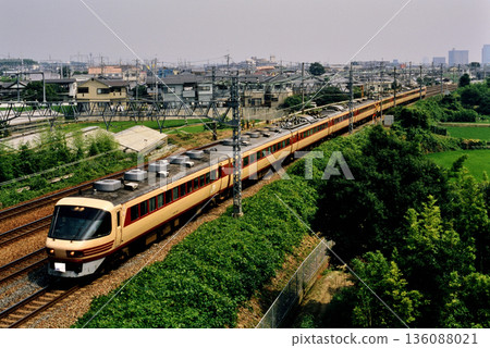 2007年:東海道線上運行的9節編組485系L型特快列車「雷鳥號」。 2007年:東海道線上運行的9節編組485系L型特快列車「雷鳥號」。 136088021