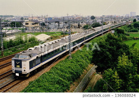 2007年：東海道線上運行10節編組的583系列黃金特快列車。 136088024