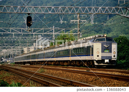 2007: 583 series sleeper express train Kitaguni being returned to service on the Tokaido Line 136088043