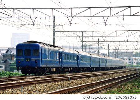 2007年：24系藍色列車「那霸號」和「曉號」運行於東海道線 136088052