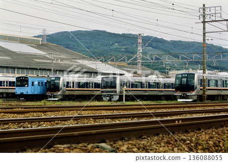 2007年,通勤列車在火車站排隊等候。 2007年,通勤列車在火車站排隊等候。 136088055