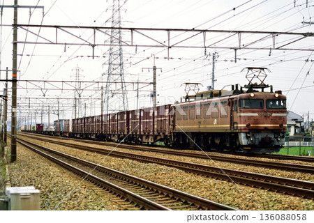 2007年，EF8135次貨櫃貨運列車在東海道線上運行。 136088058