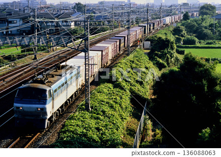 2007年，EF66106次貨櫃貨運列車在東海道線上運行 136088063