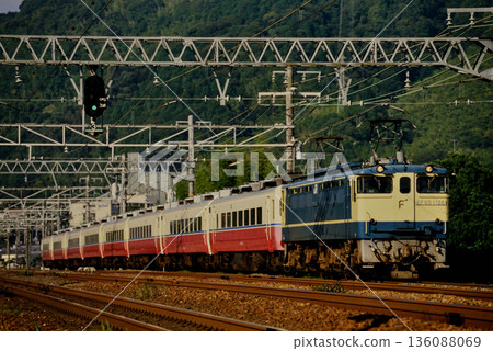 2007年 EF651128 號「急速月光九州號」列車運行於東海道線 136088069