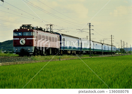 2007年ED7694號藍色列車隼號行駛在鹿兒島本線上 2007年ED7694號藍色列車隼號行駛在鹿兒島本線上 136088076