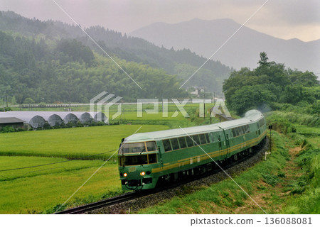 2007年：紀波71系特快列車由布院之森號行駛於久大本線 136088081
