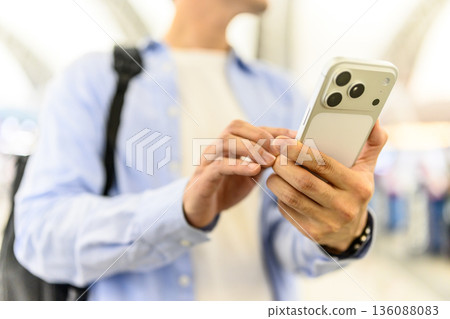 移動中使用智慧型手機 ■拍攝合作:關西國際機場(KIX) 移動中使用智慧型手機 ■拍攝合作:關西國際機場(KIX) 136088083