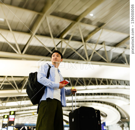 一名男子在機場候機。照片由關西國際機場(KIX)提供。 一名男子在機場候機。照片由關西國際機場(KIX)提供。 136088086