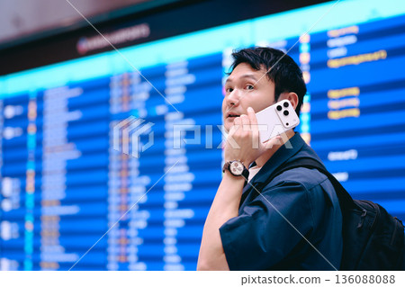 一名男子在機場打電話。照片由關西國際機場(KIX)提供。 一名男子在機場打電話。照片由關西國際機場(KIX)提供。 136088088
