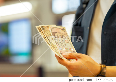 Japanese yen bills in hand ■Photography cooperation: Kansai International Airport (KIX) 136088089