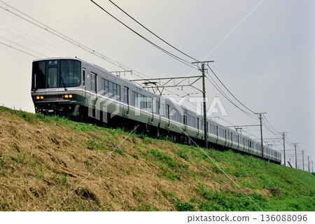 2007年：八列223系地方列車運行於JR琵琶湖線。 136088096