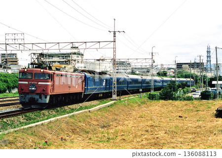 2007年在東海道線運行的EF81108藍色列車日本海4號 136088113