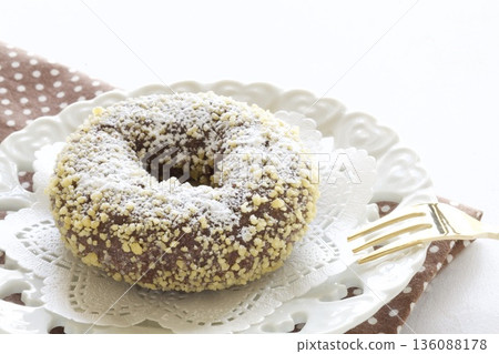 金色巧克力甜甜圈 金色巧克力甜甜圈 136088178