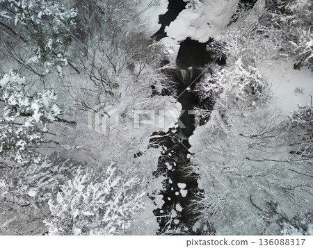 冬天深處的關山瀑布鳥瞰圖 冬天深處的關山瀑布鳥瞰圖 136088317