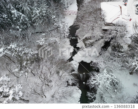 冬天深處的關山瀑布鳥瞰圖 136088318