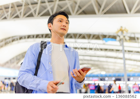 一名男子在機場問路。照片由關西國際機場（KIX）提供。 136088562