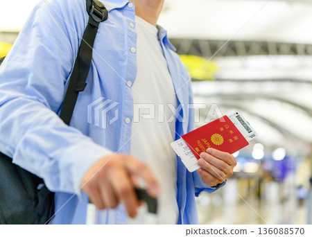 Passport and boarding pass ■Photography cooperation: Kansai International Airport (KIX) Passport and boarding pass ■Photography cooperation: Kansai International Airport (KIX) 136088570
