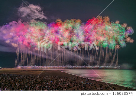 Gion Kashiwazaki Festival: Seaside Fireworks Display: 100 100-meter fireworks simultaneously Gion Kashiwazaki Festival: Seaside Fireworks Display: 100 100-meter fireworks simultaneously 136088574