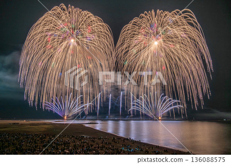Gion Kashiwazaki Festival - Seaside Fireworks Display - Two 3-foot fireworks are shot simultaneously Gion Kashiwazaki Festival - Seaside Fireworks Display - Two 3-foot fireworks are shot simultaneously 136088575