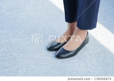 穿著高跟鞋的職業女性 136088874