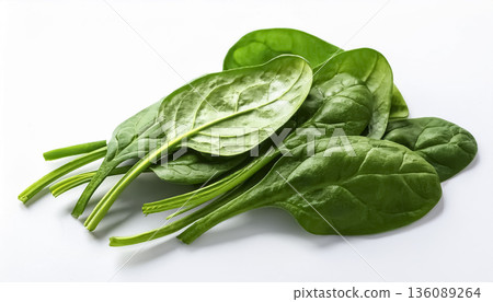菠菜葉 | 白色背景上的新鮮綠葉蔬菜 136089264