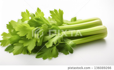 芹菜莖和葉 | 白色背景上的清爽蔬菜食材 136089266