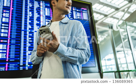 一名男子正在機場查詢資訊。照片由關西國際機場(KIX)提供。 一名男子正在機場查詢資訊。照片由關西國際機場(KIX)提供。 136089365