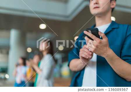 一名男子正在使用手機。照片由關西國際機場（KIX）提供。 136089367