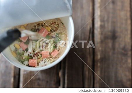 將熱水倒入海鮮口味泡麵中 136089380