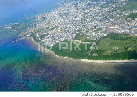 從石垣島上空俯瞰大海和城市景觀 從石垣島上空俯瞰大海和城市景觀 136089509
