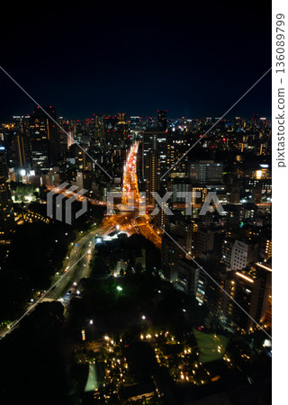 東京夜景 - 暮色藍 - 東京鐵塔投影在地面上 136089799