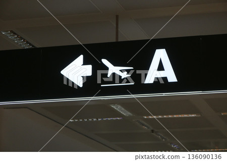 字母 A 和飛機標誌（米蘭馬爾彭薩機場） 136090136