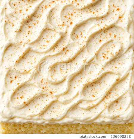三奶蛋糕，配上波浪白色奶油，並撒上肉桂粉 136090238