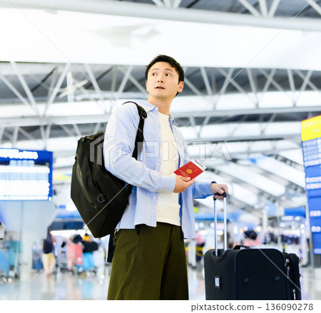 一名男子正在機場尋找資訊指示牌。照片由關西國際機場（KIX）提供。 136090278