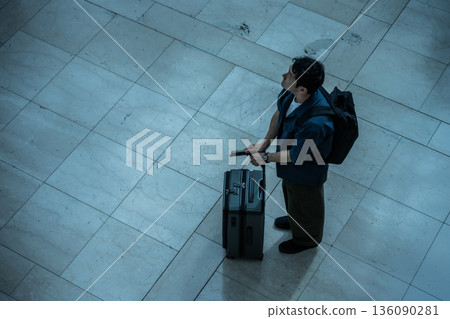 一名男子抬頭望向機場。照片由關西國際機場（KIX）提供。 136090281