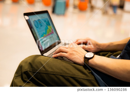 在機場使用筆記型電腦工作 ■ 照片由關西國際機場 (KIX) 提供 136090286