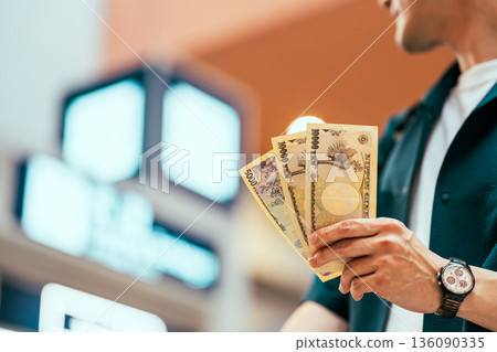 Present Japanese yen at the airport ■Photography cooperation: Kansai International Airport (KIX) 136090335