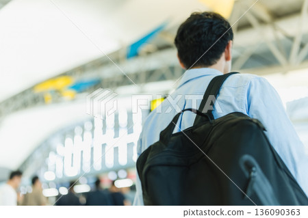 一名男子正在機場內行走。照片由關西國際機場(KIX)提供。 一名男子正在機場內行走。照片由關西國際機場(KIX)提供。 136090363