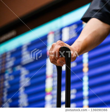 Checking luggage at the airport ■Filming cooperation: Kansai International Airport (KIX) Checking luggage at the airport ■Filming cooperation: Kansai International Airport (KIX) 136090366