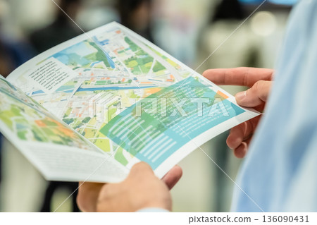 一名男子正在閱讀宣傳冊。照片由關西國際機場(KIX)提供。 一名男子正在閱讀宣傳冊。照片由關西國際機場(KIX)提供。 136090431