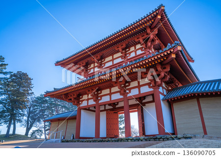 塔加城遺址 塔加城南門 藍天與雄偉的朱紅色大門 塔加城遺址 塔加城南門 藍天與雄偉的朱紅色大門 136090705