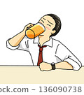 一個男人喝啤酒喝醉了 136090738