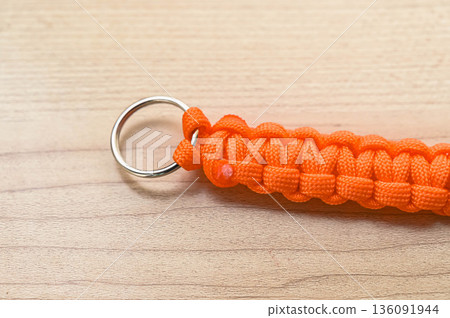 手工製作的眼鏡蛇針法鑰匙扣 136091944