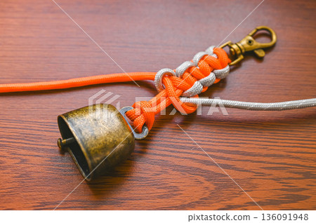 Bear bell made with a flat knot 136091948