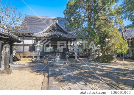 輪王寺正殿和禪寺庭院周圍環繞著石燈籠 136091963